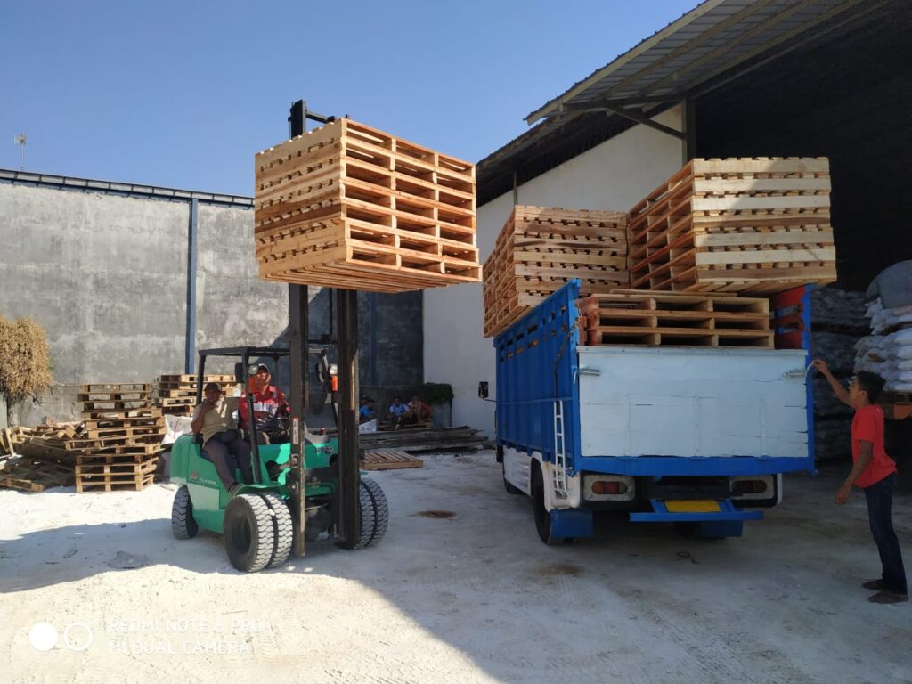 menggunakan palet kayu