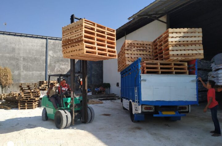 menggunakan palet kayu