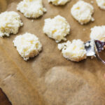 Membuat kukis kelapa